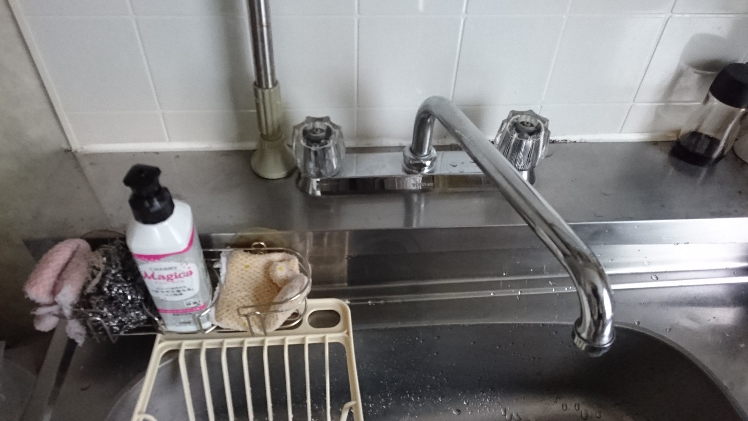 台所蛇口（台付き）水漏れ修理対応致しました。